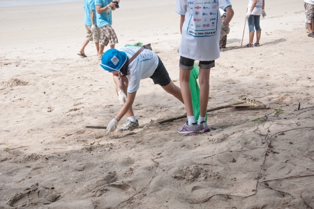 Rayong,Thailand: September 15 2012. People cleaning up the coast in The International Coast Clean up 2012 on September 15 2012のeditorial素材