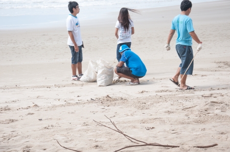 Rayong,Thailand: September 15 2012. People cleaning up the coast in The International Coast Clean up 2012 on September 15 2012のeditorial素材