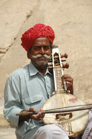 An Indian man playing the balalaika in Varanasi, India.のeditorial素材