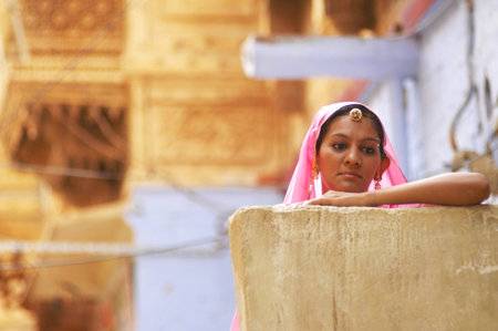 Young indian woman in traditional dress and pink veil posing outdoor.のeditorial素材