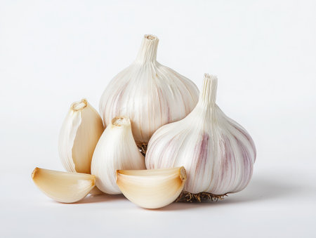 Garlic bulb, garlic cloves, white background, macro photography, high detail, soft lighting, organic texture, culinary ingredient, aromatic spice, fresh produce, clean composition, studio shot, crisp focus, minimalist style, food photography -の素材