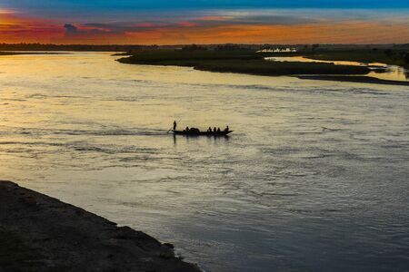 Sunset and fisherman ar going to home by boatのeditorial素材