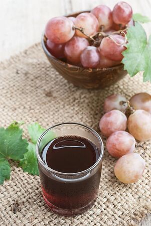 chilled red grape juice with fresh red grapeの写真素材
