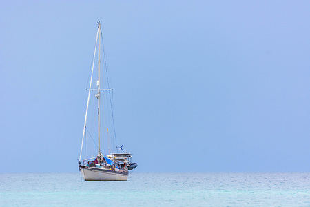 Alone Yacht Boat On Clear Blue Seaの写真素材