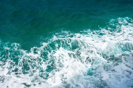 Deep Blue Sea Water Surface With White Foam And Waves Pattern, Background Photo Textureの写真素材