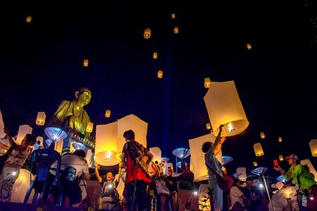 Lamphun, Thailand - November 22, 2018: Peoples and Tourists release âKhom loyâ, hot-air balloon paper, to the sky in âYee Pengâ Festival at "Wat Doi Ti", Lamphun, Thailand.のeditorial素材