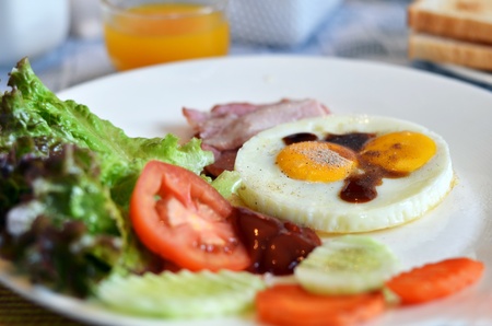 american style breakfast , with bacon, fried egg and fresh vegetablesの写真素材