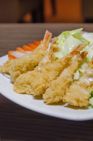 close up deep fried shrimp and  fresh vegetable with cream sauce の写真素材