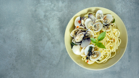Clams pasta In White Wine Butter Sauce on dishの写真素材