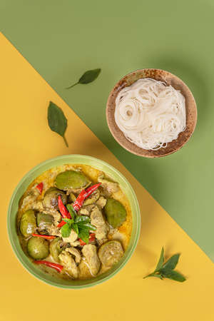 top view of green chicken curry served with  rice vermicelliの写真素材