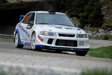 TRANSFAGARASAN, ROMANIA - MAY 7 2010: Iliescu Sorin/Dascalu Silviu - Mitsubishi Lancer EVO 6 - Rally Arges - Transfagarasan 2010のeditorial素材
