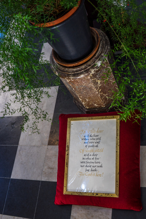 Bruges, BELGIUM - 16 April 2017: A pillow with a message kept on the floor in a church in Bruges, Belgiumのeditorial素材