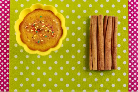 Cinnamon cupcake on a glass cutting board greenの写真素材