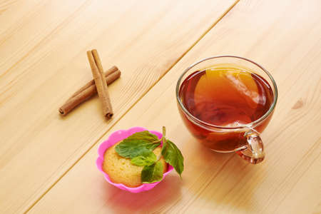 Black tea with mint and cinnamon muffinsの写真素材