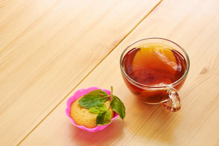 Black tea with mint and cinnamon muffinsの写真素材