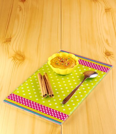 Cinnamon cupcake on a glass cutting board greenの写真素材