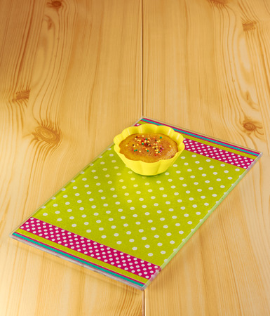 Cinnamon cupcake on a glass cutting board greenの写真素材