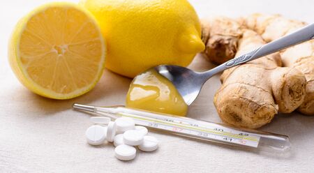 Remedies against colds and flu lemon ginger honey and pillsの写真素材