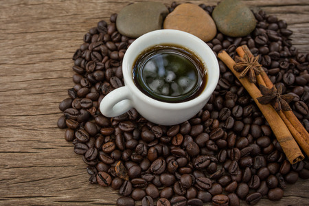 Coffee cup and coffee bean on a wooden tableの写真素材