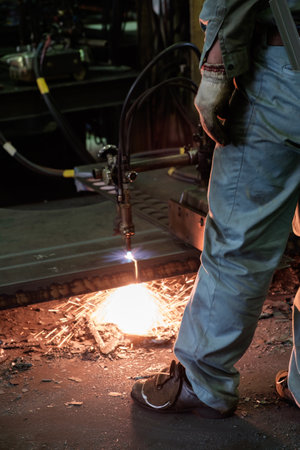 Craftsman man melting steel Machining Machining Cutting