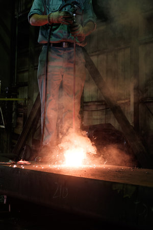 Craftsman man melting steel Machining Machining Cutting