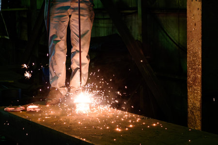 Craftsman man melting steel Machining Machining Cutting