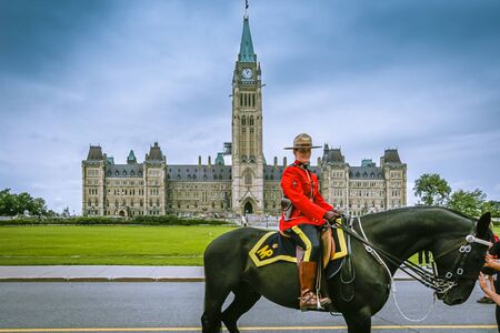 Female Canadian mounted police officer at Parliament Hill, Ottawa, Canadaのeditorial素材
