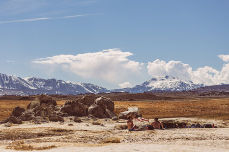 Wild Willys Hot Springs with view of Easter Sierra Mountains on sunny dayのeditorial素材