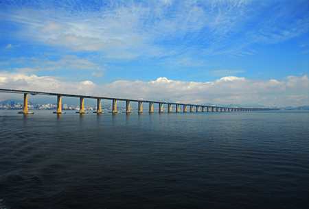 Bridge Rio de Janeiro NiterÃ³i crossing the Bay of Guanabaraの写真素材