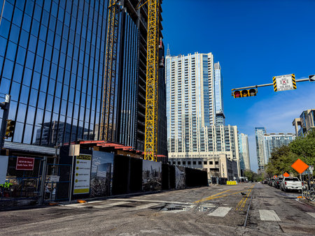 Construction of buildings. Street after the rain and a building under construction. 401 W 4th St, Austin, TX 78701, EUA. 03-15-2024の写真素材