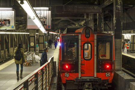 New York, USA, novembre 2016: train ready to leave station, photo taken in Grand central terminal Manhattan, New Yorkのeditorial素材