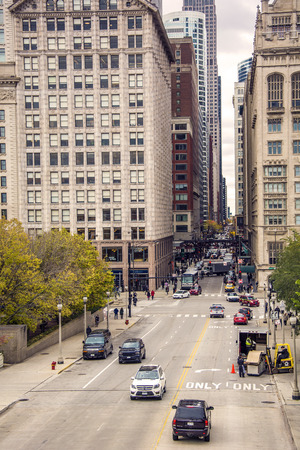 Chicago, IL, USA, october 2016: Monroe street crossing Michigan avenue with traffic. Viewed from Nichols bridgeway in Chicagoのeditorial素材