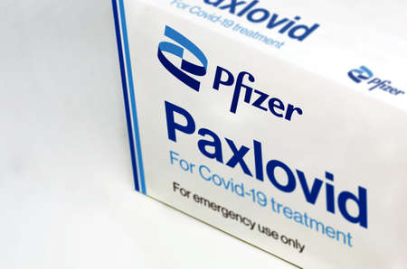 New York, USA, November 2021: Pfizer Covid-19 Paxlovid treatment box isolated on a white background. Health and prevention.のeditorial素材