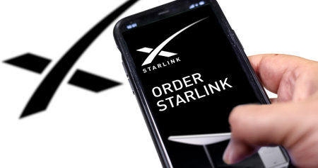 Redmond, Washington, USA, November 2021: ordering a Starlink product using a smart phone. Starlink (SpaceX) is a satellite communications systemのeditorial素材