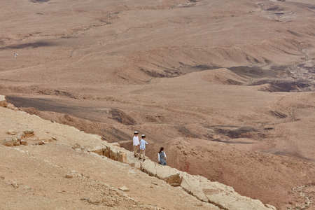 Chilrdren on the cliff in the Negev desert, Israelのeditorial素材