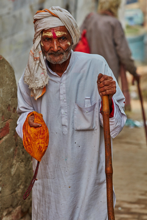 Vrindavan, 22 October 2016: Elderly man, in Vrindavan, UPのeditorial素材