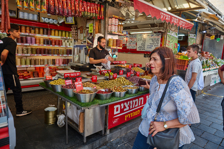 Jerusalem 15.05.2017 - People buy foodstuff at the Jerusalem Mahane Yehuda local marketのeditorial素材