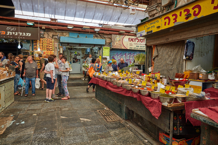Jerusalem 15.05.2017 - People buy foodstuff at the Jerusalem Mahane Yehuda local marketのeditorial素材