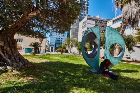 Tel Aviv - 10.02.2017: Tel Aviv art museum exterior and art monumentsのeditorial素材