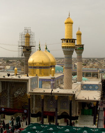 A picture of a Shi'ite shrine Musa al-Kadhim and his grandson Mohammed Jawad, It is a shrine of two gold domes and four minarets and a large courtyard, Located in the city of Kadhimiya in Baghdad.のeditorial素材