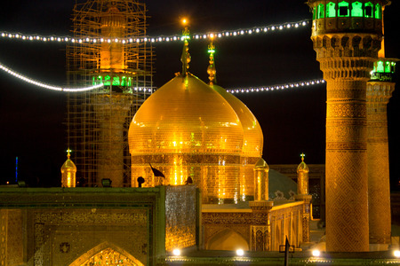 A picture of a Shi'ite shrine Musa al-Kadhim and his grandson Mohammed Jawad, It is a shrine of two gold domes and four minarets and a large courtyard, Located in the city of Kadhimiya in Baghdad.のeditorial素材