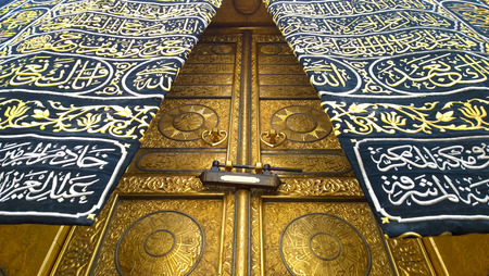 Picture of the door of Kaaba, its golden Inscribed with Koranic verses and decorations.のeditorial素材