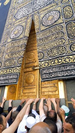 Picture of the door of Kaaba, its golden Inscribed with Koranic verses and decorations.のeditorial素材
