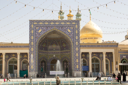 picture of the shrine of Fatima Almasomh, It is the shrine to the Shiite sect and is located in the city of Qom. And contains a huge golden dome and a number of minarets aureus and the huge doors.のeditorial素材
