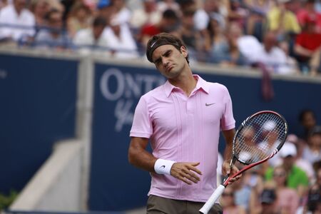 TORONTO: AUGUST 15.Roger Federer plays against Andy Murray  in the Rogers Cup 2010 finals on August 15, 2010 in Toronto, Canada.のeditorial素材