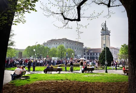 Bergamo, Italia-April 3: on city road is a festival parade, people on the streets on April 3, 2011 in Bergamo, Lombardia, Italia.のeditorial素材
