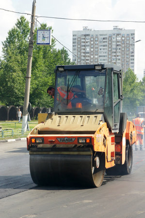 MOSCOW - JUNE 22: The brigade of visitors workers repairs road under the program of planned repair in area Marino on JUNE 22, 2011 In 2011 in Moscow will repair 23,5 million in sq.m. of roadsのeditorial素材
