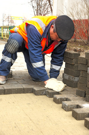12_04_2012 Moscow, Russia. Workers stack a paving slabs on city streets.のeditorial素材