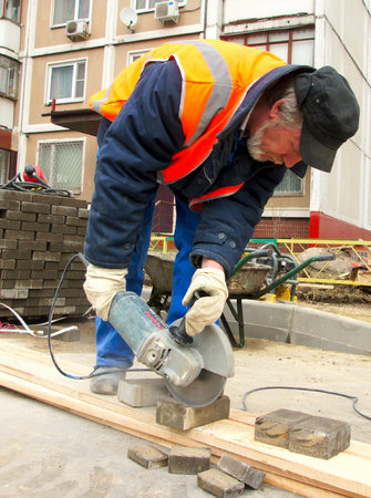 12_04_2012 Moscow, Russia. Workers stack a paving slabs on city streets.のeditorial素材