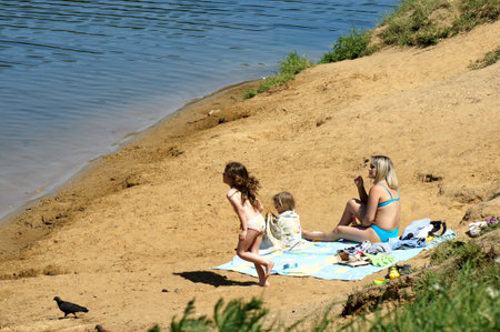 07.06.2012 Moscow, pond Dzhamgarovsky. People sunbathe ashore under the sun.のeditorial素材